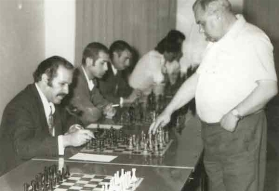 اقایان قدرت اله راستی - انوشمهر و میرجانی  در حال بازی سیمولتانه با استاد بزرگ روسی آلاتورستوف